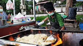 The owner of the famous egg mussel omelet at the Ayutthaya night market / Thailand street food