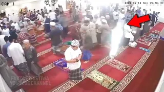 JAMAAH KAGET!! Lagi Khusuk Sholat, Tiba² Muncul Sosok Misterius Di Dalam Masjid! Perhatikan!