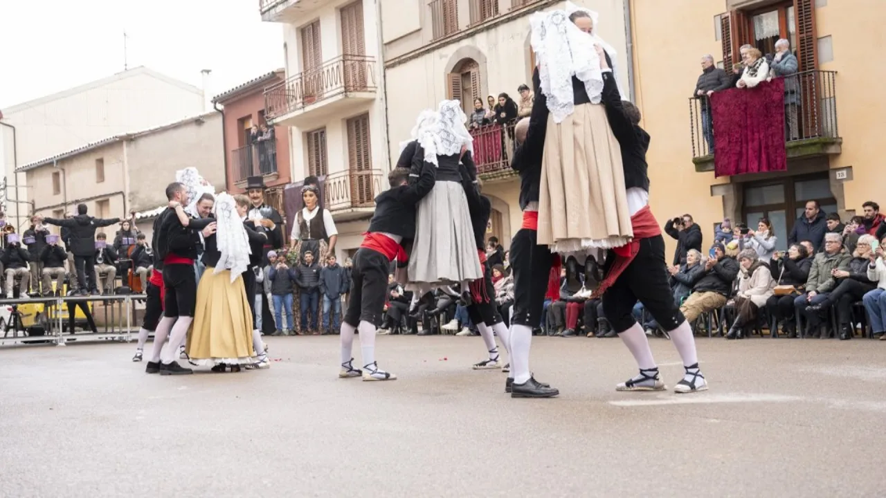La plaça de Prats queda plena amb la ballada de la Trencadansa