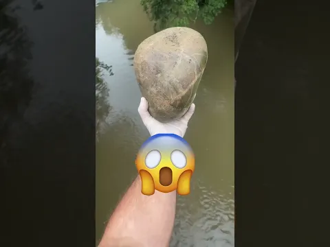 THẢ TẢNG ĐÁ KHỔNG LỒ TỪ TRÊN CẦU...