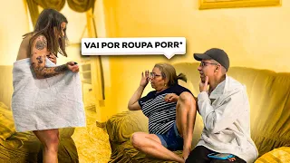DEIXEI A TOALHA CAIR NA FRENTE DA MÃE DO MEU AMIGO! (TROLLAGEM)