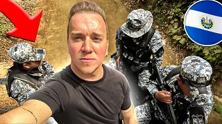 BUSCANDO DELINCUENTES en un OPERATIVO POLICIAL en EL SALVADOR