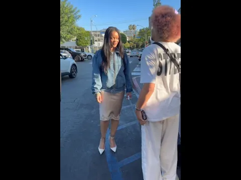 Rihanna with fans in LA yesterday. #rihanna