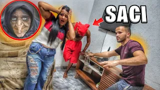 CÂMERA FLAGRA 🚨SACI PERERÊ EM PERIGO - 🧙‍♀️BRUXA CUCA QUER DESTRUIR ELE!!! (folclore brasileiro)