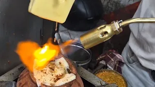 6 देसी अंडों का omelette ₹460 में खिला रहे है बाबूजी के बेटे