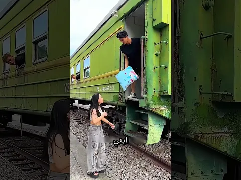 هيا، اركضوا، القطار على وشك الانطلاق! 🚂⏰