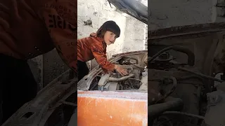 هاوي ياخثني اب سيارتو بس السياره تعطل بينه