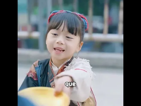 La niña usó el don de convertir todo en oro para repartir oro entre los mendigos.#shorts