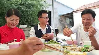 新婚第3天回門，媽媽說想女兒睡不著，爸爸忙前忙，然後一桌好菜