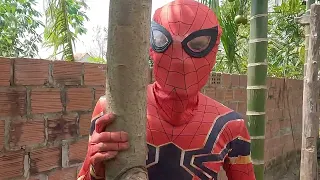 spiderman Do build a farm for animals IN FREE TIME BUILDING MIKE FARM
