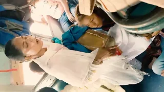 ट्रेन में जब इस लड़की ने मचाई धूम An beautiful young girl singing a beautiful song in train..आवाज है