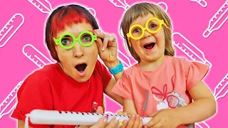 La bambina Bianca salva la bambola e cura il meccanico. Giochi del dottore per bambini