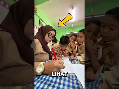 Murid ini Gak Sengaja Nyenggol Kepala Gurunya. Tapi Respon Guru Cantik ini Bikin Kagum!