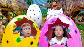 Diana dan Roma belajar tentang Dinosaurus dan berinteraksi dengan benda-benda di museum anak-anak