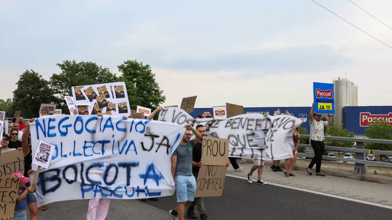 Treballadors de Leche Pascual tallen la C-17 en el marc de les protestes