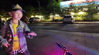 PÁO ĐƯA BA TIN ĐI DAO XE PHỐ CỔ ĐỒNG VĂN