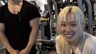 가슴골이 매력적인 연하남이랑 등 땡기기