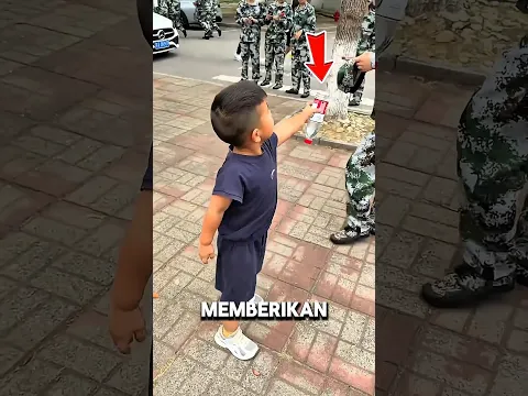Bocah Baik ini Rela Bagi-Bagi Botol Air Gratis untuk Para Tentara!