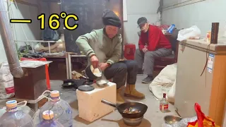 骑行新疆被困无人区，河南大叔热心收留我过夜，晚上洋葱炒腊肉吃