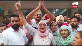 Hospital ਦੇ ਬਾਹਰ ਫੁੱਟ-ਫੁੱਟ ਰੋ ਰਹੇ ਨੇ Sidhu Moos Wala ਦੇ Mother Father - Mother Charan Kaur Crying