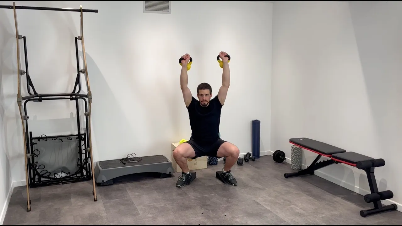 Image Kettlebell Overhead Squat mit erhöhten Fersen