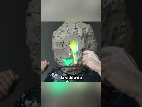 Il Enveloppe Sa Tête Avec Du Ciment