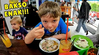 Foreigners Try Bakso in Central Jakarta 🇮🇩 | Indonesian Food Reaction | Bule Makan Makanan Indonesia