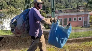 esse senhor é milionario mas trabalha como "lixeiro"