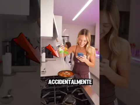 Esta chica, mientras jugaba con su teléfono, accidentalmente puso demasiada sal en la comida!
