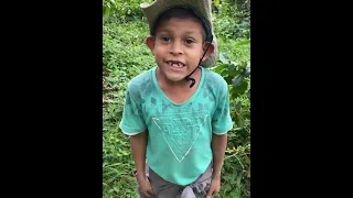 Hombre arrogante Sorprendió a un pequeño.  Llevándose las Racimas.  Y no creerás lo que pasó