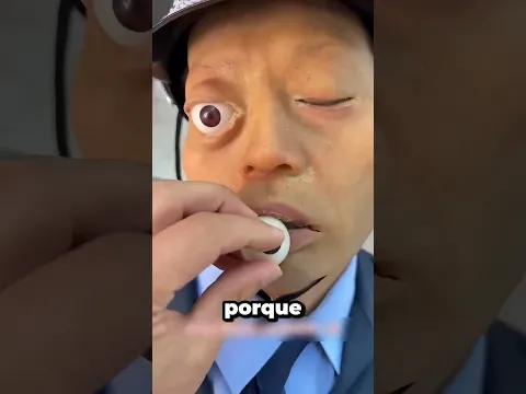 Le Quitó Los Ojos Al Maniquí De Policia 😱❤️