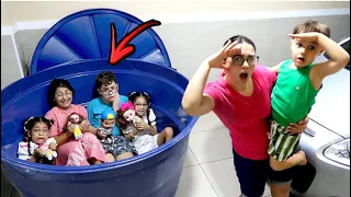 PIQUE ESCONDE BRINCANDO COM com OS BONECOS e a TURMA TODA