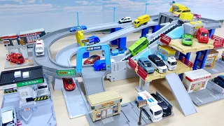 はたらくくるまのミニカーが【トミカアクション高速どうろ】コースを走行!