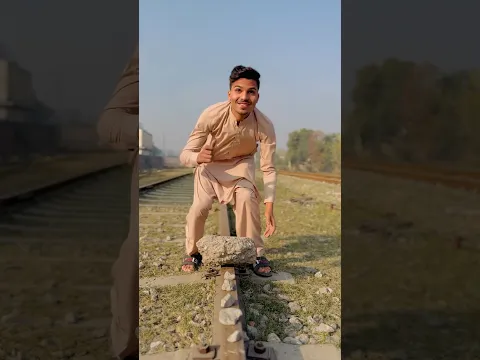 Train buhat tez a rahe hai 😰 wait end #youtubeshorts #railwaytracks #motivational #fasttrain