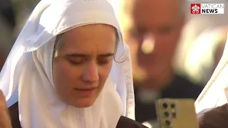 Leon XIV wzruszony śpiewa Salve Regina