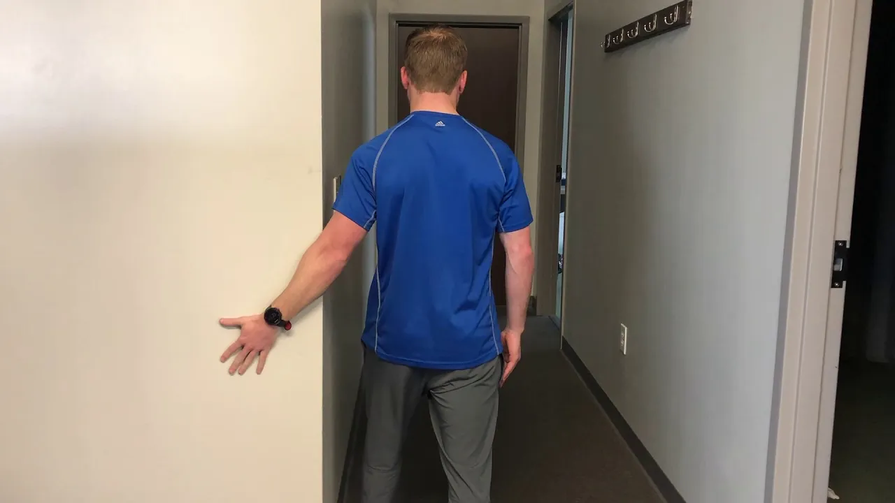 Image Étirement des biceps au cadre de porte