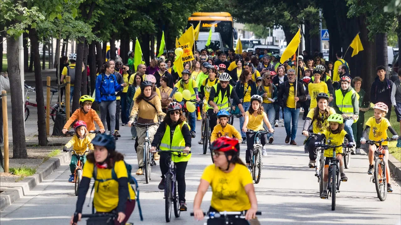 Una bicicletada pels carrers de Vic escenifica la jornada de vaga d’aquest dijous a Osona