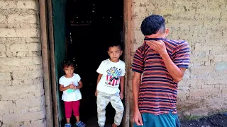 Padre soltero luchando con 2 hijos, no puede contener las lágrimas de felicidad