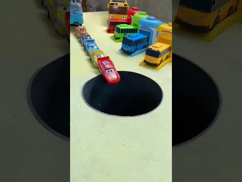 Big Bajaj Pushing Racing Car Mcqueen Into Pit #jcb #tractor #train #jcbvideo