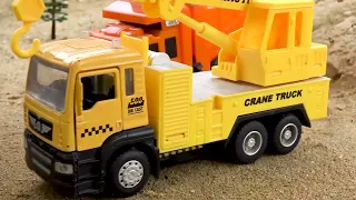 Coches de juguete en la arena: La historia de una divertida grúa y excavadora