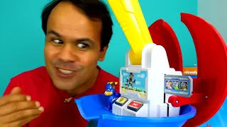 Vamos ver a nova base de Paw Patrol! História infantil com brinquedos