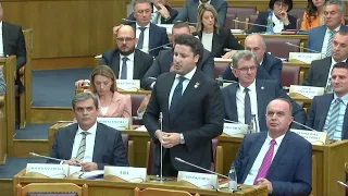 Svađa Abazovića i Spajića na sjednici Skupštine