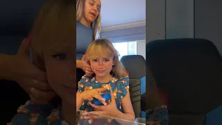 Clarinha foi proibida de levar carmed pra escola porque ?