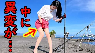 大物釣りするOL🎣ミニスカートの中に異変…カメラじっくり撮ったら衝撃映像が…😱