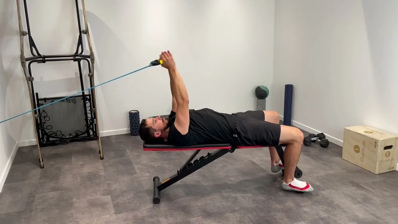 Image Pull over sur banc avec kettlebell + élastique