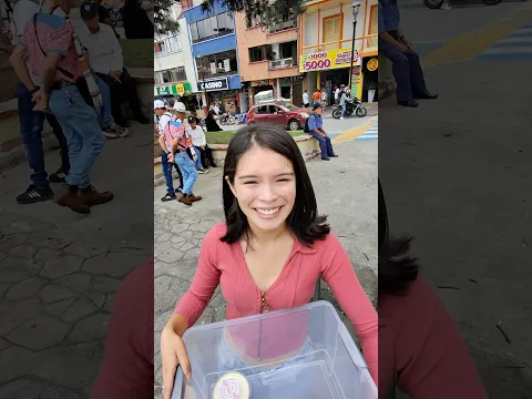 Repartiendo postres en la calle 🍰📍Se ubican en el parque de Santa Rosa y en la Galería