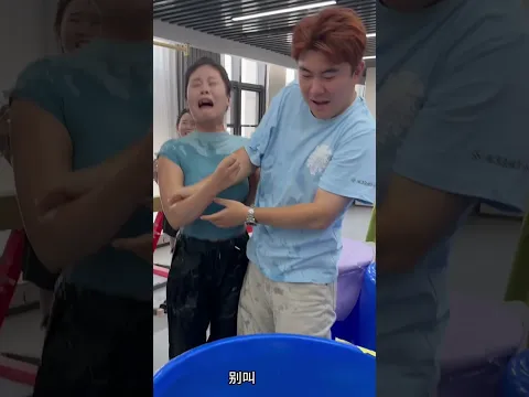 Trò chơi nhảy vào thùng tìm quà bên trong