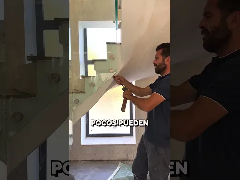 Este Hombre Rompe Cristales por Trabajo 💀 #shorts #curiosidades #trabajo