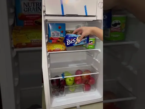 NEVERA CON COSAS DELICIOSAS (en mi habitación)