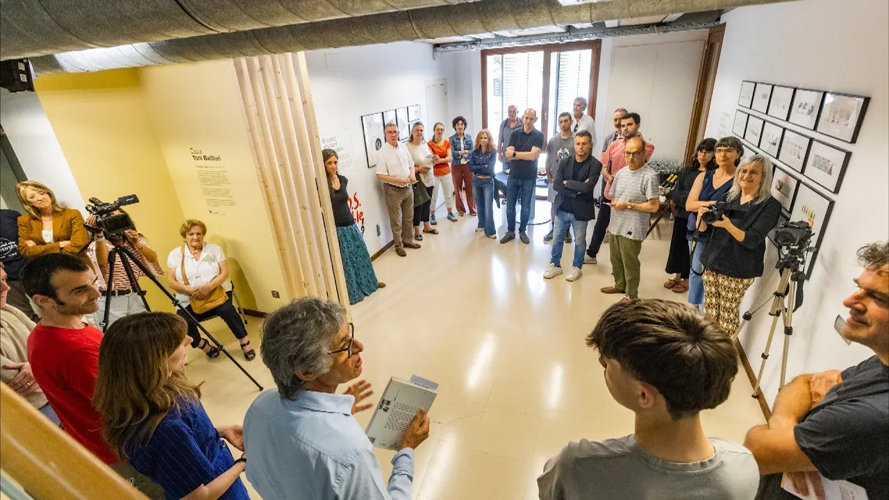 Inauguren a Manlleu una exposició sobre medi ambient amb tires de Toni Batllori